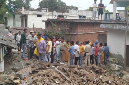 ये तो हद ही है … दबंगों ने बातामंडी में जेसीबी से गिरा दिया भूतपूर्व सैनिक का रिहायशी मकान |