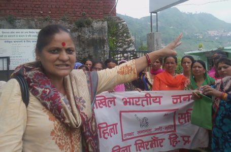 डॉक्टर के चारों पद खाली होने से महिला समिति ने दिया धरना / एक माह में डॉक्टर खाली पद न भेरे तो करेंगे चक्का जाम |