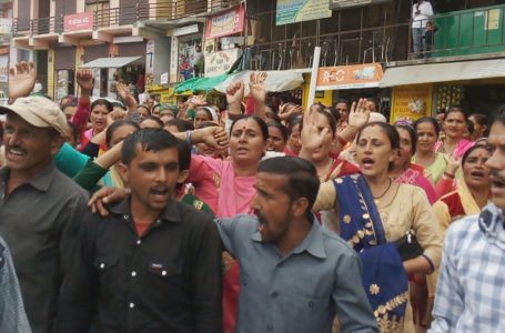 शिक्षकों के खाली पदों को लेकर अभिभावकों ने किया विरोध प्रदर्शन, एसडीम को सौंपा ज्ञापन ।