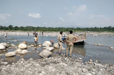 वन परिक्षेत्राधिकारी टीम ने अवैध खनन करते 4 ट्रैक्टर संचालकों को किया 88 हजार जुर्माना ।