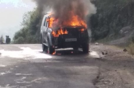 NH-707 शिलाई मार्ग पर बड़वास( पाड़छा)के पास एक इंडेवर गाड़ी  में लगी आग /दो लोग ने गाड़ी से छलांग लगाकर बचाई अपनी जान  |