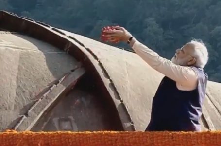 प्रधानमंत्री मोदी ने स्‍टैच्‍यू ऑफ यूनिटी में सरदार वल्लभभाई पटेल की प्रतिमा पर पुष्पांजलि अर्पित की  प्रधानमंत्री मोदी ने राष्ट्रीय एकता दिवस की शपथ दिलाई |