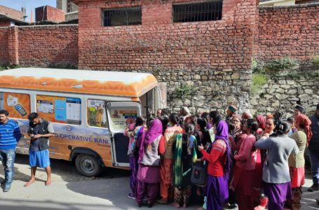 कफोटा में वित्तीय साक्षरता शिविर में लोगो को दी बैंकिंग और लघु बचत योजनाओं की जानकारी ।