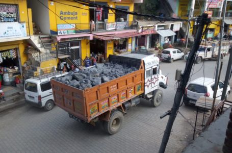 Limestone के Overloaded ट्रकों के चालान में संगड़ाह Police लाचार ।