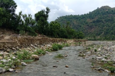 बरसात शुरू होते ही नेड़ा खड्ड के खरियाड में भूमि कटाव का मंडराता है खतरा…/  पिछले कुछ वर्षों में करीब 70 बीघा भूमि बही।