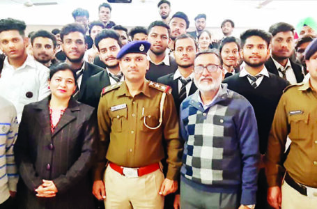 पुलिस टीम ने  छात्र-छात्राओं को दी ट्रैफिक सेफ्टी रूल्ज एवं न्यू पुलिस रूल्स की जानकारी |