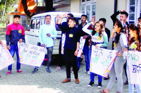 नाहन महाविद्यालय व संस्कृत कालेज में विभाग की कार्यप्रणाली के खिलाफ की जमकर नारेबाजी |