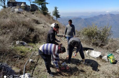 संगड़ाह में  वराह अवतार मंदिर  की युवाओं ने की सफाई ।