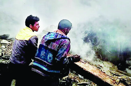 भयानक आग से 100 वर्ष पुराना छह कमरों का स्लेटपोश मकान जल कर राख