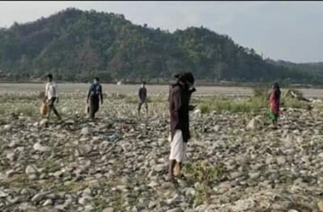 कोरोना कर्फ्यू के चलते बार्डर सील, लोग चोरी छिपे उत्तराखंड व हिमाचल की सीमा पर स्थित यमुना नदी पार कर पहुच रहे पांवटा साहिब