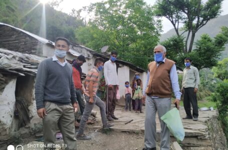 संगडाह में शिक्षकों द्वारा जरूरतमंद परिवारों को खाद्य सामग्री वितरित की