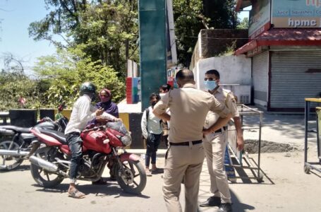 कोरोना संकट : फ्रंट लाइन में  पुलिस और और्वेदिक स्वास्थ्य विभाग के कर्मचारी फील्ड में प्रचंड गर्मी में अपनी दे रहे  सेवाएं