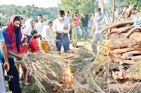 बेटियों ने दी फौजी पिता को मुखाग्नि