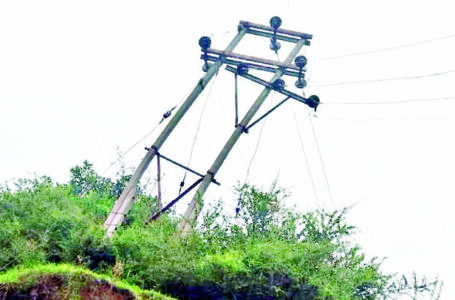 लापरवाही-हादसे को न्योता दे रहा बिजली का खंभा,खंभे के गिरने से लोगों के लिए भी खतरा