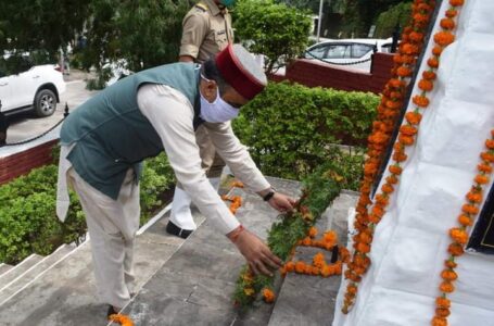 74वें स्वतंत्रता दिवस पर नाहन में आयोजित जिला स्तरीय समारोह में स्वास्थ्य मंत्री ने ध्वजा रोहण कर ली परेड़ की सलामी