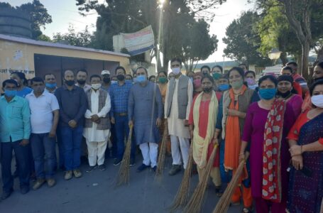 गांधी जयंती अवसर पर शिलाई बाजार में सफाई अभियान चलाया