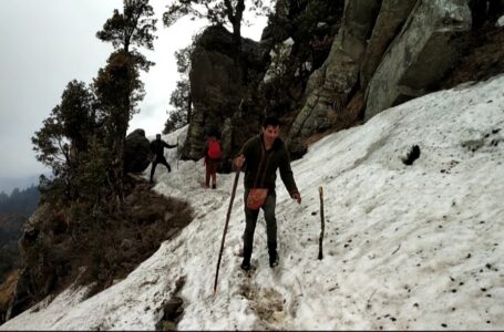 5 फुट बर्फ पर पैदल चलकर चूड़धार पंहुचे 200 शिव भक्त