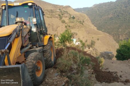 ग्रामीणों ने चंदा इकट्ठा कर डेढ़ किलोमीटर सड़क का निर्माण किया