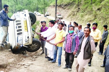 सड़क की खस्ताहालत के चलते उजालखाल के पास  पिकअप दुर्घटनाग्रस्त ,सवार युवक को आई चोटें