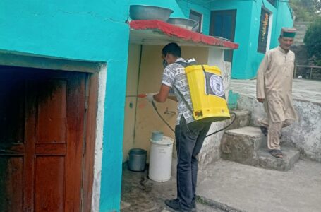 युवा कांग्रेस कार्यकर्ताओं  ने संगड़ाह मे सैनिटाइजर का छिड़काव किया