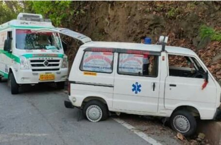 कोरोना मरीज को पॉवटा से नाहन लेकर आ रही एंबुलेंस दुर्घटनाग्रस्त