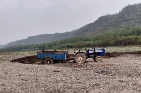 माइनिंग गार्ड ने अवैध खनन कर रहे दो ट्रक्टरों के चालान किए