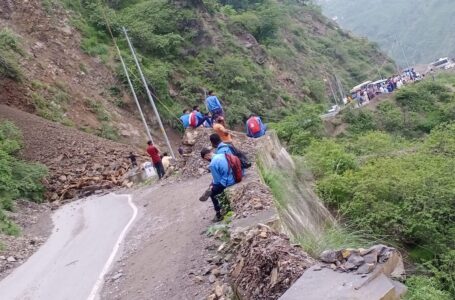 भारी बारिश के चलते कंडा नाला मे फिर फंसा एक ट्रक