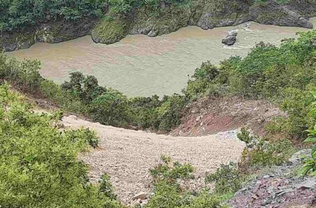 राष्ट्रीय राजमार्ग 707 के मलबे को सड़क निर्माता धत्रवाल कंस्ट्रक्शन कम्पनी द्वारा करोड़ो मीट्रिक टन मलबा तमसा नदी में फेंका गया है