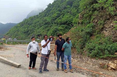 NH-707 पर हुई लैंडस्लाइडिंग में भूवैज्ञानिक सर्वेक्षण के अध्ययन में पाया कि पहले चुना पत्थर के लिए माइनिंग होती रही जिससे क्षेत्र की भूमि को क्षति पहुंची