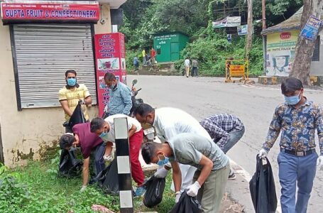 दो सडका नाहन में चलाया सफाई अभियान ताकि सिरमौर व नाहन आने वालों को सुंदर व सुखद प्रथम दृश्य प्रस्तुत हो