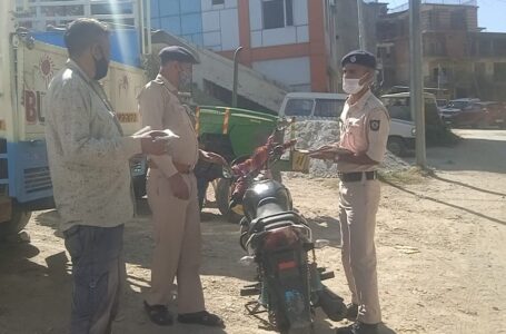 थाना प्रभारी ने चालकों व आम लोगों को किया एमवी एक्ट की नई दरों व कोरोना एसओपी पर जागरूक