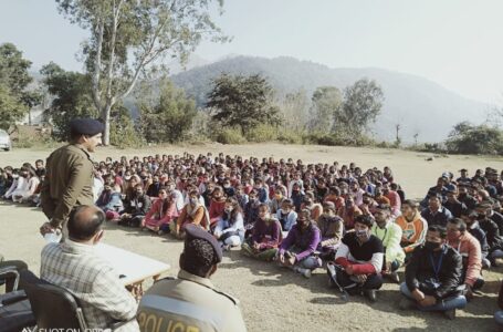 डीएसपी ने की छात्रों से यातायात नियमों का पालन करने की अपील