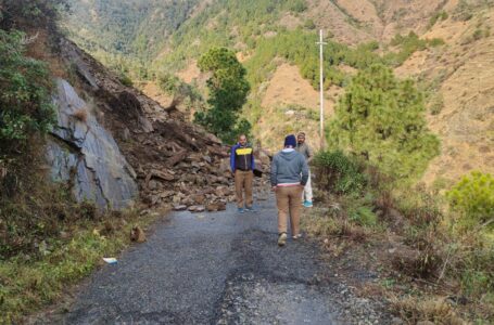 घिरगा के समीप हुई सड़क लैंडस्लिंग में फसी एचआरटीसी बस