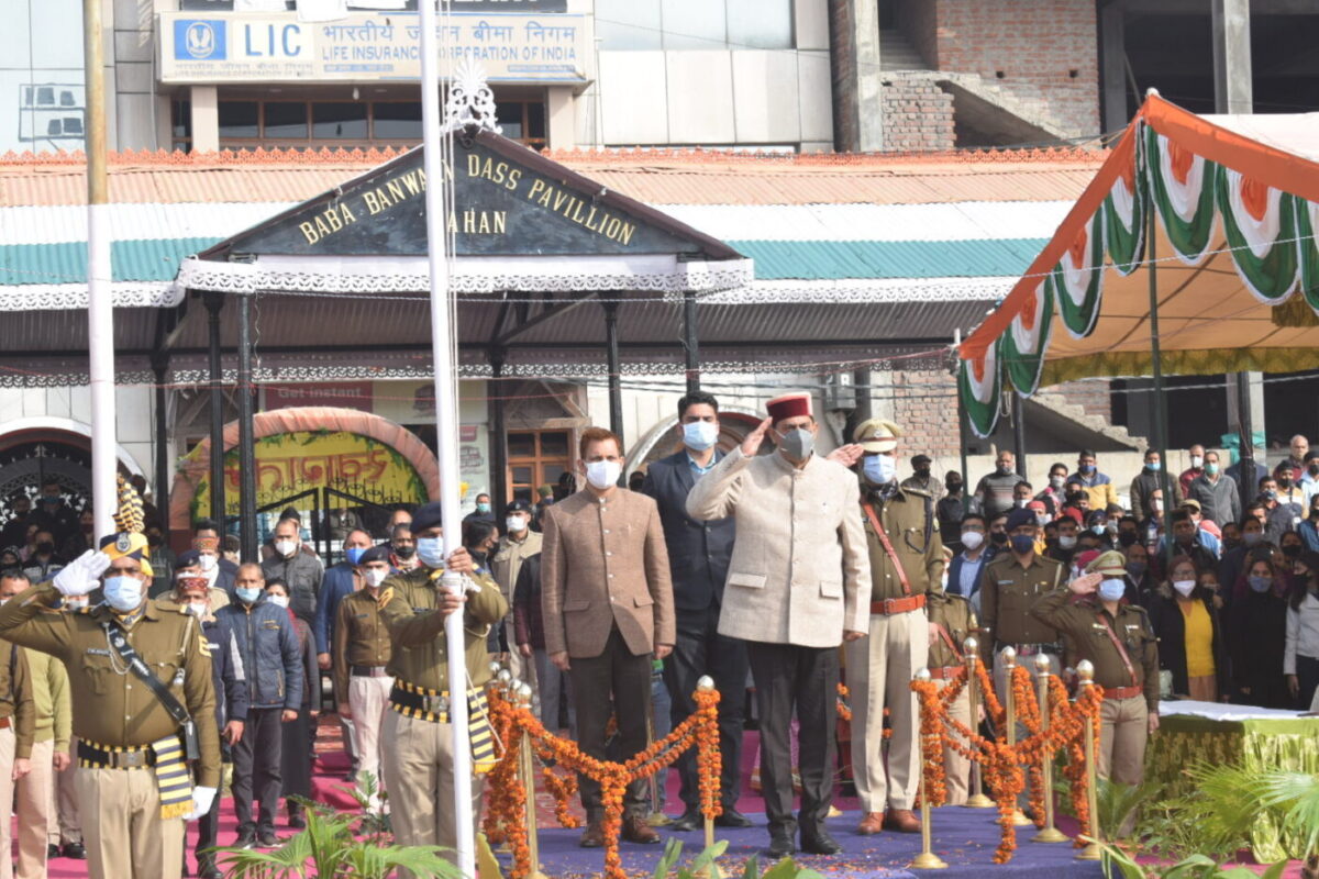 73वें गणतन्त्र दिवस पर वन मंत्री  राकेश  पठानिया ने चौगान मैदान में ध्वजा रोहण कर  भव्य परेड़ की ली सलामी