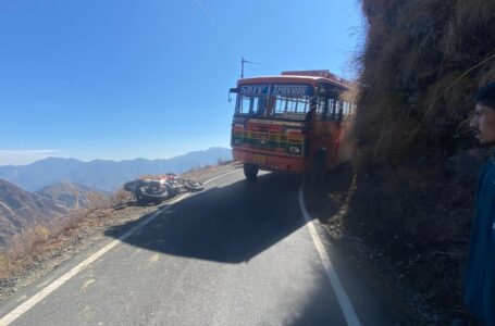 बस और बाईक की  टक्कर , दोनोें बाईक सवार युवकों की मौत,भारतीय सेना में कार्यरत थे मनोज