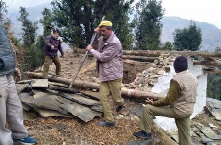 आरक्षित वन खड़ाह मे वन विभाग ने पशुपालाएं तोड़ हटाए अवैध कब्जे