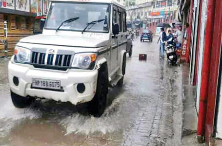 नाहन में टाइल्स धंसने से जमा हो रहा पानी; राहगीरों और दुकानदारों को झेलनी पड़ रहीं दिक्कतें