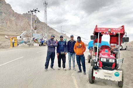 ट्रैक्टर यात्रा से मिट्टी बचाओ का संदेश, मुकुल दे रहे यूरिया खाद और कीटनाशक के प्रयोग न करने की सलाह