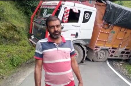 बलायनधार मे Cement से लदा Truck लटकने से घंटो बंद रहा Road