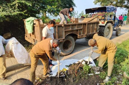 शरद महोत्सव से पूर्व प्रशासन, जनता ने की यमुना घाट की सफाई , दो ट्रॉली भर कर कूड़ा कचरा यमुना तट से हटाया