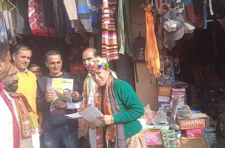 महिला एवं बाल विकास मंत्री रेखा आर्य ने किया Door-to-Door प्रचार, भाजपा प्रतियाशी नारायण सिंह के लिए मांगे वोट