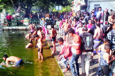 कार्तिक शुक्ल पूर्णिमा के पुण्य पर्व पर हजारों श्रद्धालुओं ने किया स्नान