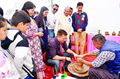 इंटरनेशनल स्कूल द्वाराआयोजित फिएस्टा का उपायुक्त सिरमौर ने किया उदघाटन