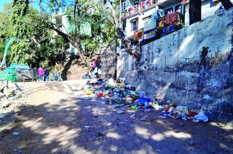 नाहन शहर में कूड़े के ढेर लगाने से नागरिक नहीं आ रहे बाज