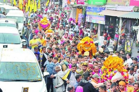 देव अभिनंदन की परंपरा में शामिल हुए शाही परिवार