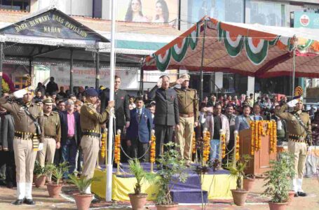 नाहन चौगान में उद्योग मंत्री ने फहराया तिरंगा, मार्च पास्ट की ली सलामी