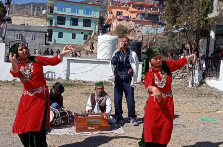 नाटक व गीत-संगीत से कलाकारों ने सरकार की योजनाओं की दी जानकारी