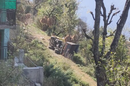 Forest office के समीप Tipper Accident मे बाल-बाल बचे 3 लोग