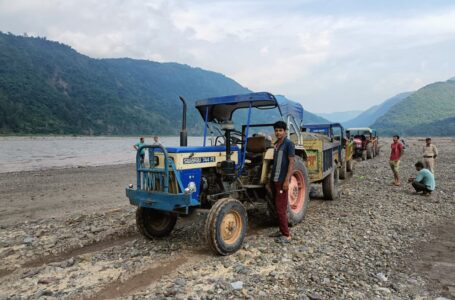 गिरी नदी में खनन माफिया पर बड़ी कार्यवाही करते हुए Police ने 5 Tractor पकडे