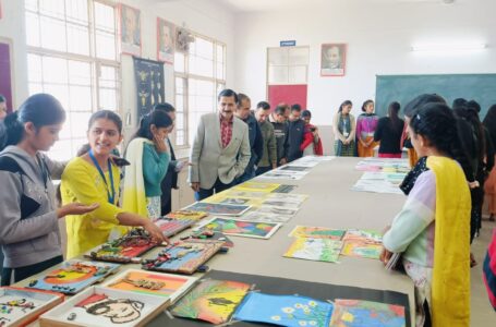 इस Degree College में लगी Exhibition मे Students की 147 Painting रही मुख्य आकर्षण